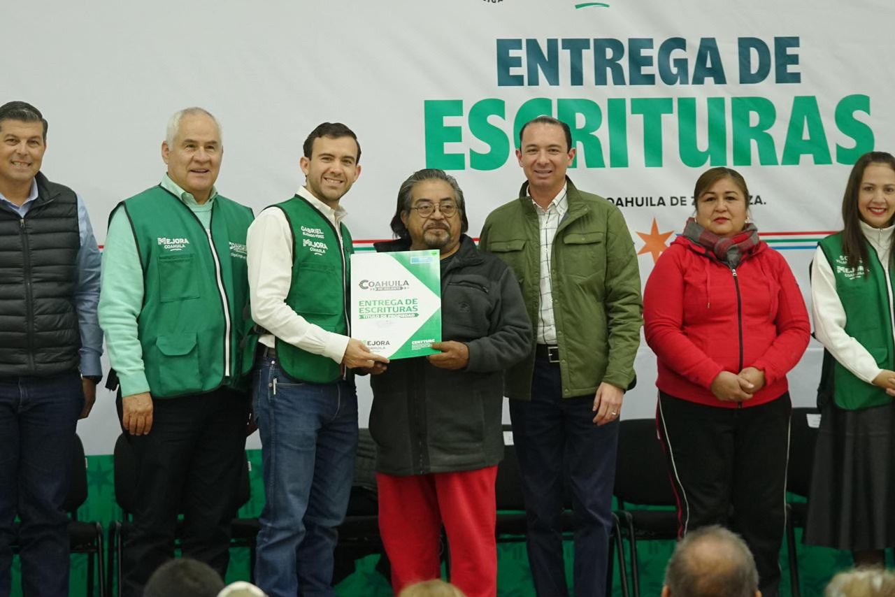 Brindan certeza jurídica en Acuña: Entregan escrituras a más de 300 familias