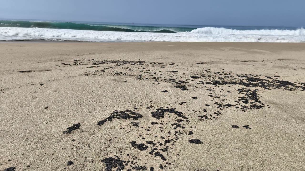 Nuevo derrame de hidrocarburo impacta cuatro playas de Oaxaca en plena temporada vacacional