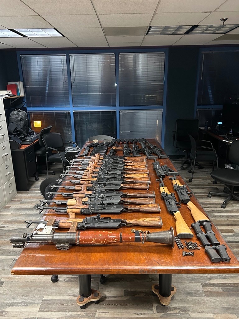 Golpe al tráfico de armas: EE.UU. asegura lanzagranadas y arsenal que pretendían cruzar a México