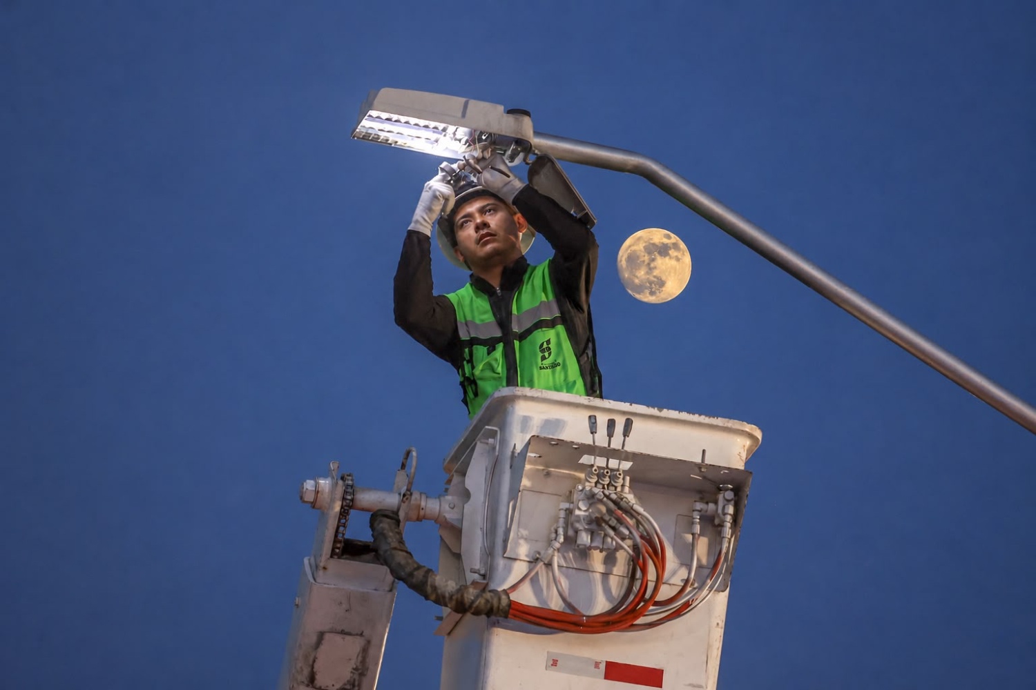 Con 780 nuevas luminarias LED, Saltillo transforma la iluminación del periférico LEA