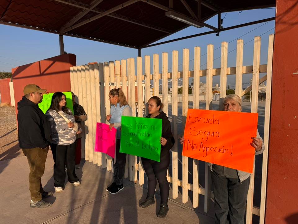 Padres toman primaria en Saltillo: Denuncian agresiones y amenazas en plantel de Privadas Las Torres