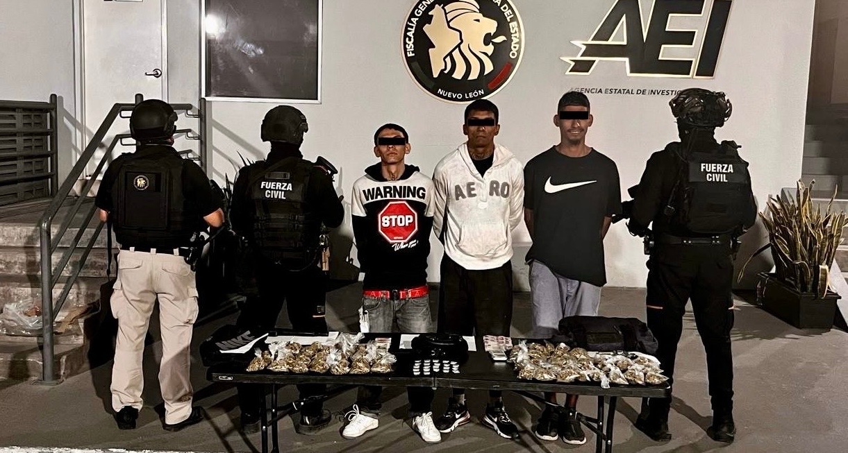 Caen tres presuntos generadores de violencia con arsenal y droga en Monterrey 