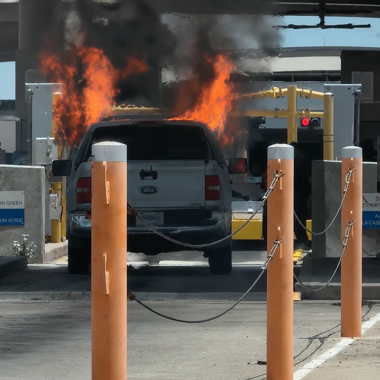Se incendia camioneta en el Puente Internacional Acuña–Del Río; provocó cierre temporal