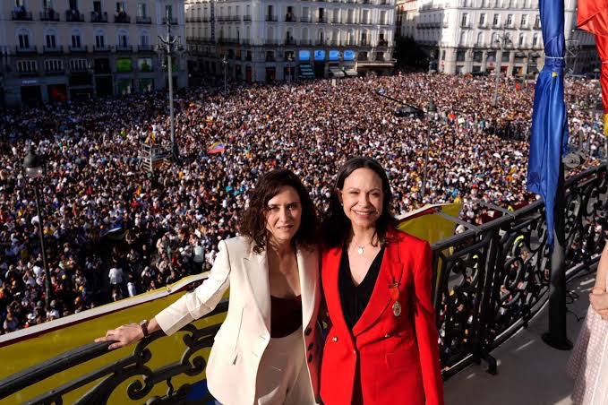 Dos eventos opuestos marcan el fin de semana en España: masiva concentración de María Corina Machado en Madrid y cumbre progresista en Barcelona