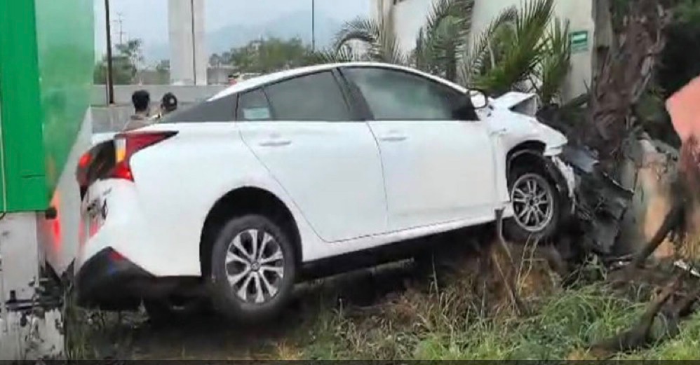 Automóvil choca contra muro de gasolinera en Monterrey, Nuevo León; El accidente se registró sobre la avenida Constitución