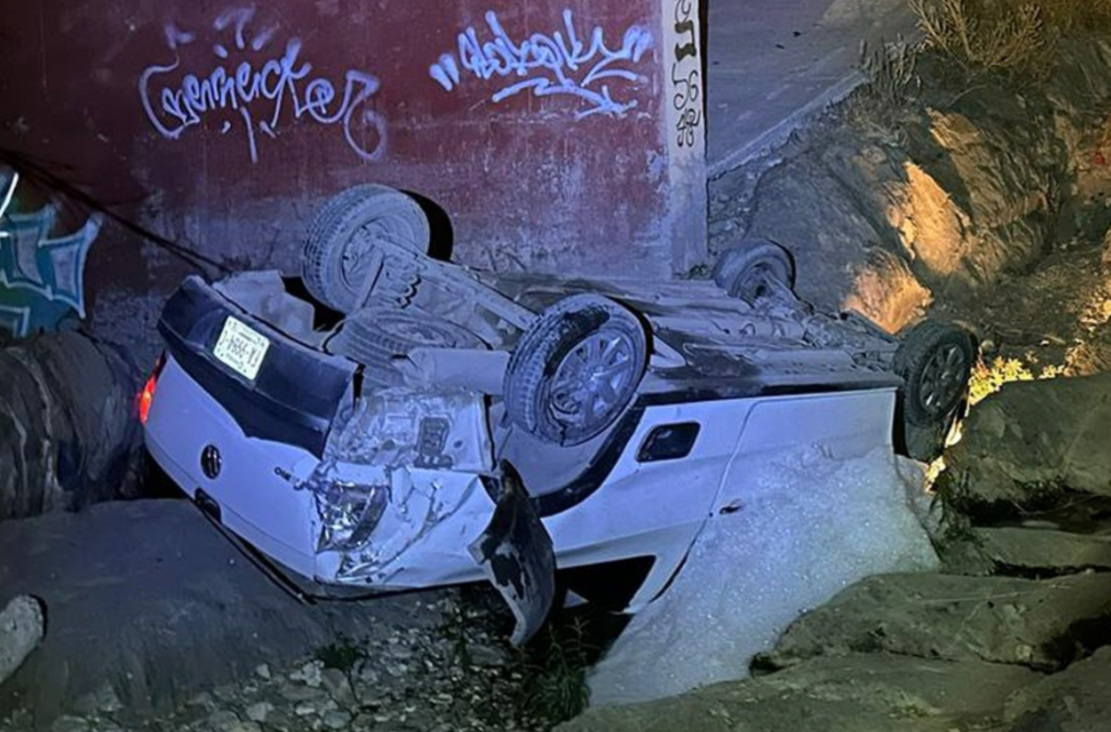 Joven alcoholizado cae con su camioneta a un arroyo en el Centro Metropolitano; sobrevive de milagro